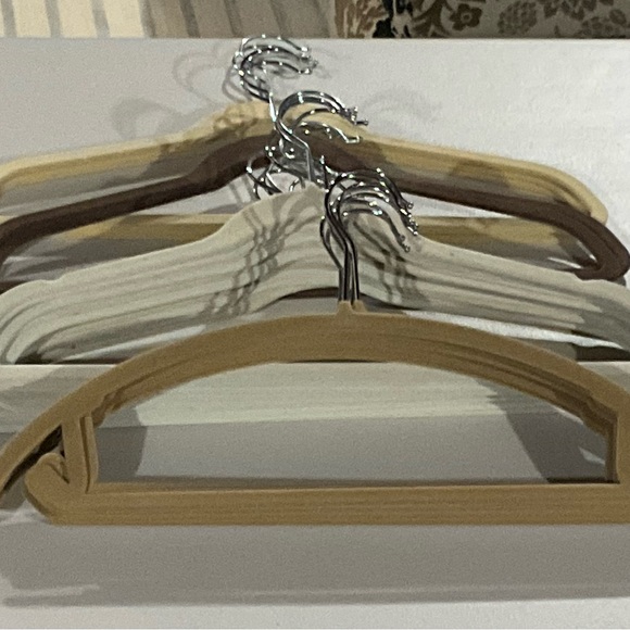 50 Felt Grip Hangers - Picture 3 of 5